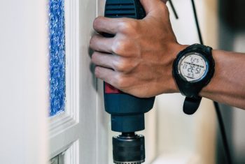 Bohrmaschine an Fenster